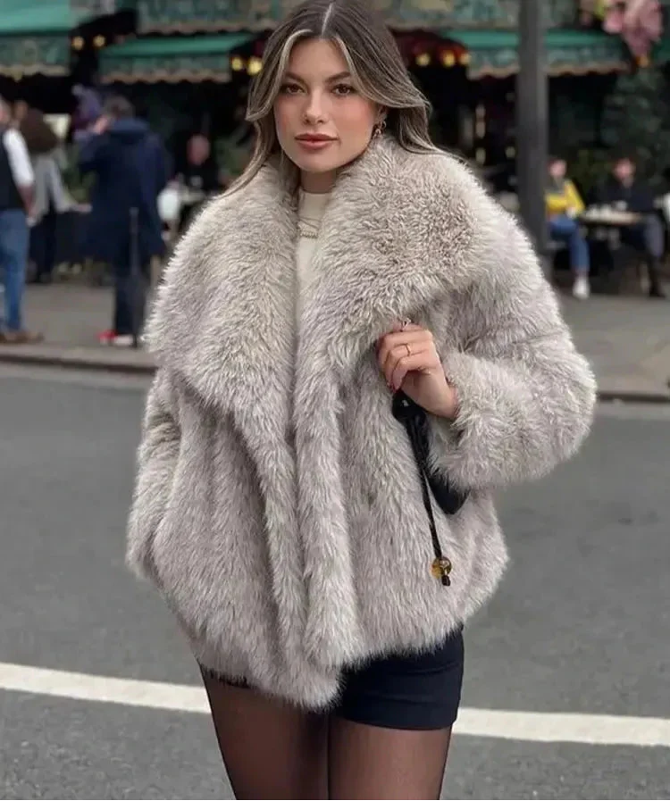 Clara | Cardigan Court en Fausse Fourrure pour un Street Style Élégant et Confortable Rousane