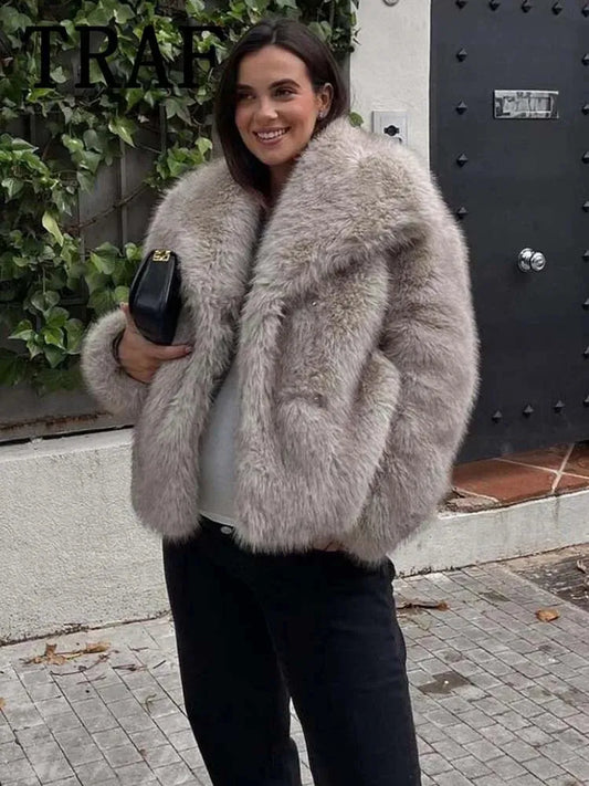 Clara | Cardigan Court en Fausse Fourrure pour un Street Style Élégant et Confortable Rousane