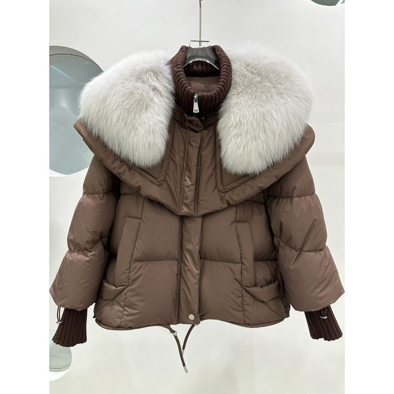 Détail de la capuche stylée en fourrure synthétique de la jacket Luxuriose™.