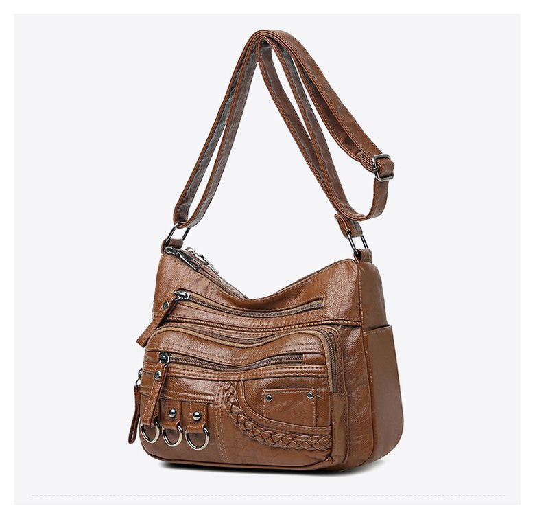 Détail des finitions du sac Charmance™ en matière durable.