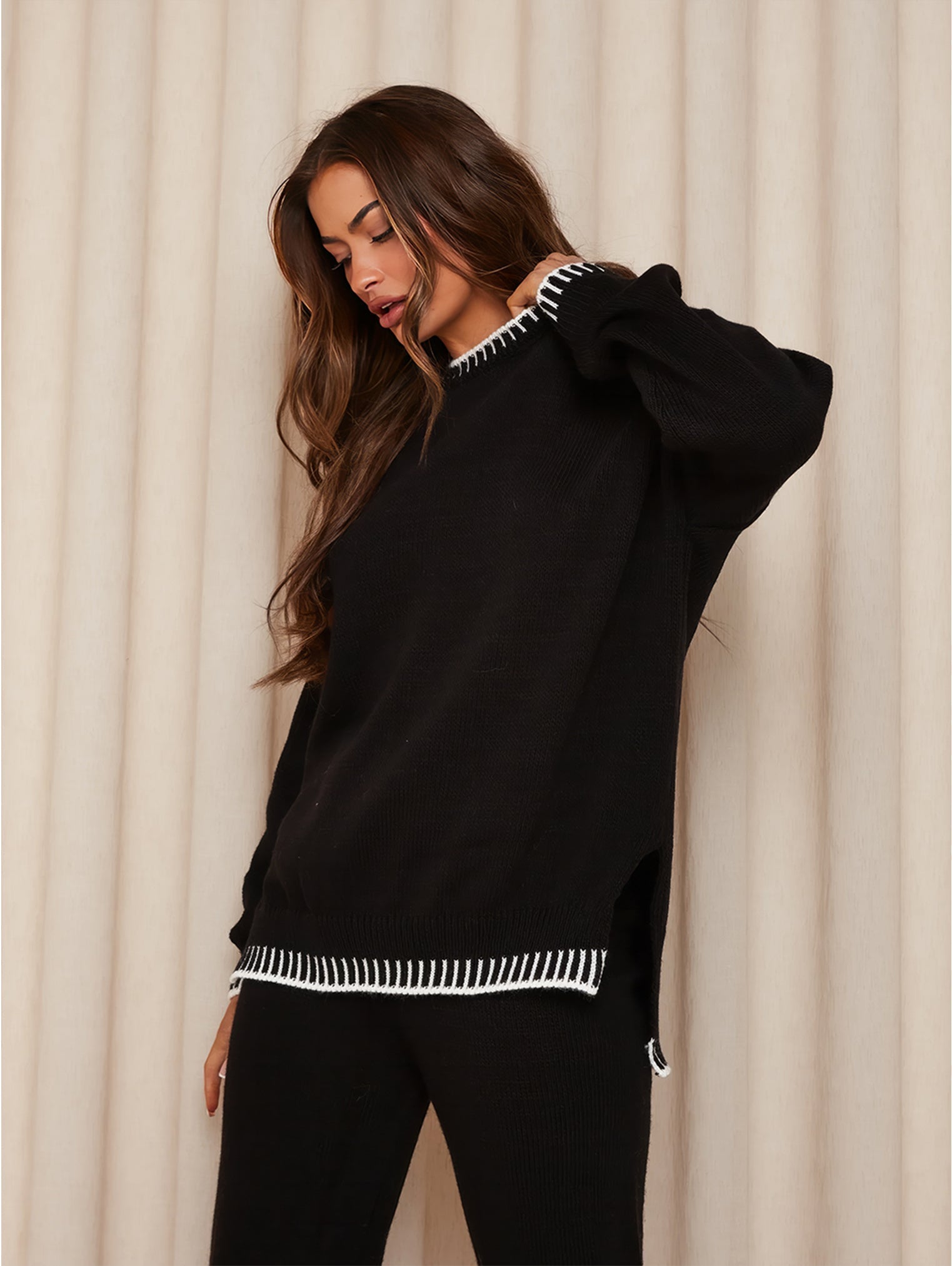 Ensemble Seliya™ assorti à des accessoires minimalistes pour un look tendance.