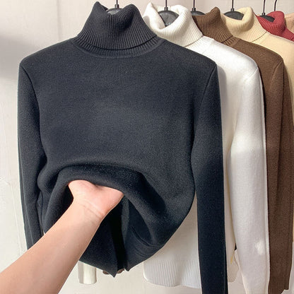 Pull Florence™ porté avec une jupe pour une allure raffinée et élégante.
