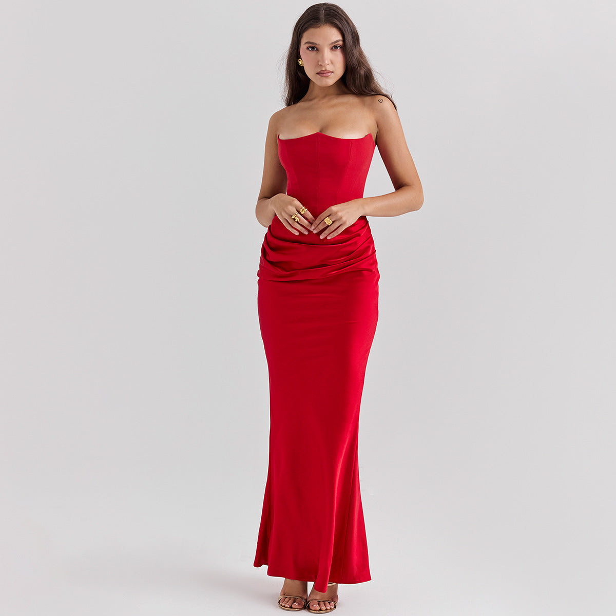 Robe Yara™ longue en satin, apportant un glamour intemporel.