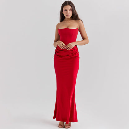 Robe Yara™ longue en satin, apportant un glamour intemporel.