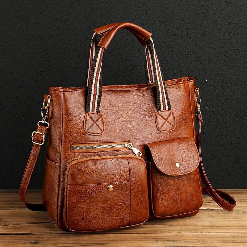 Sac Délica™ associé à un look casual chic pour femme moderne.